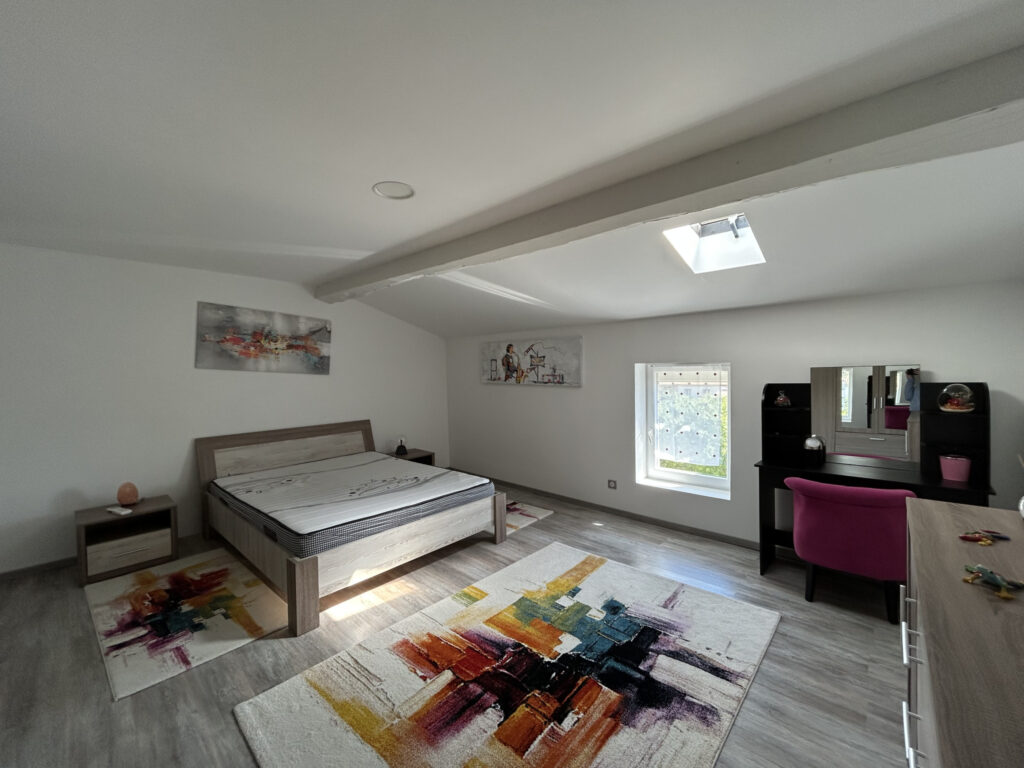 Bram : maison T5 avec jardin clôturé et garage en parfait état.