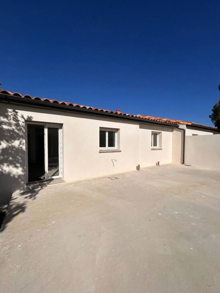 Maison neuve de plain pied avec jardin et garage