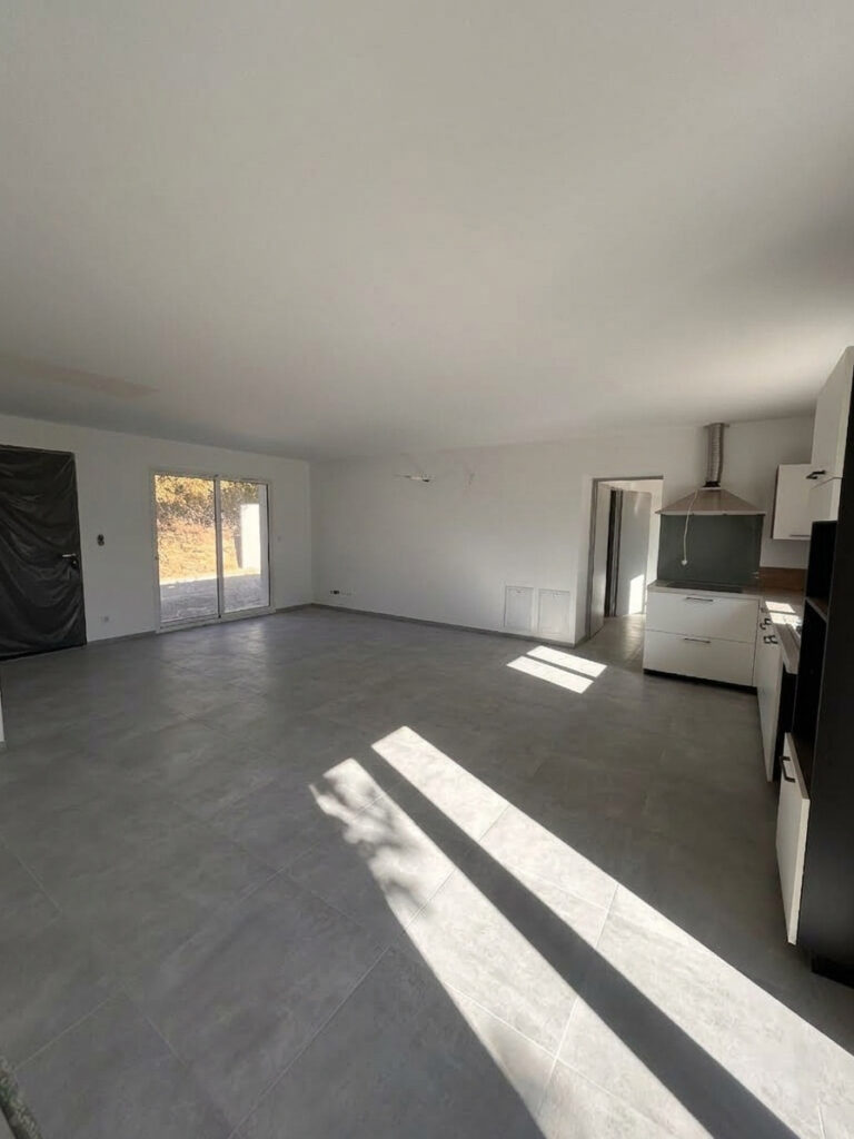 Maison neuve de plain pied avec jardin et garage
