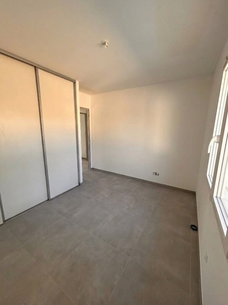 Maison neuve de plain pied avec jardin et garage