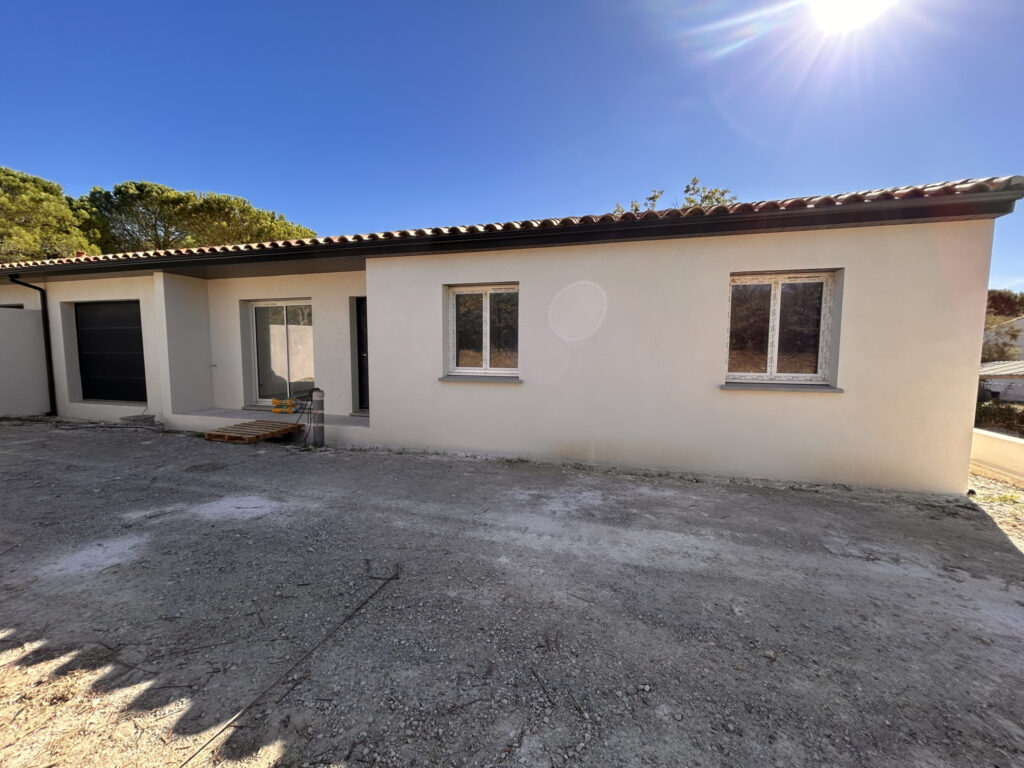 Maison neuve de plain pied avec jardin et garage