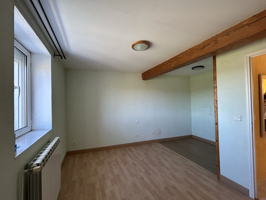 Maison de village avec garage et véranda