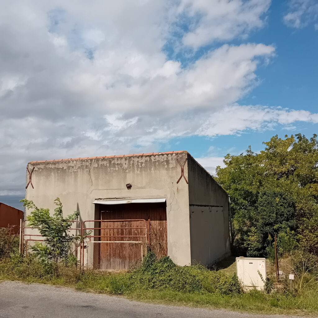 Remise sur une parcelle d&rsquo;env. 345m2 à 8 km de Bram