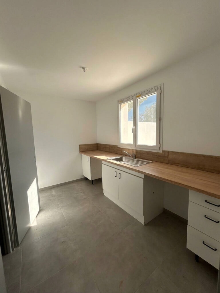 Maison neuve de plain pied avec jardin et garage