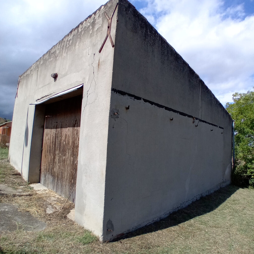 Remise sur une parcelle d&rsquo;env. 345m2 à 8 km de Bram