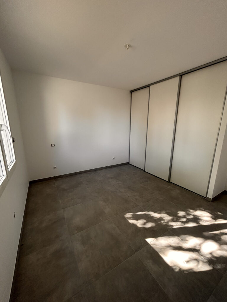 Maison neuve de plain pied avec jardin et garage