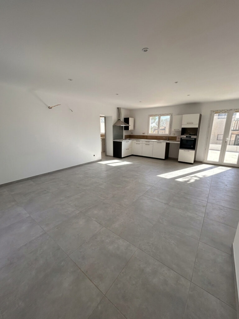 Maison neuve de plain pied avec jardin et garage