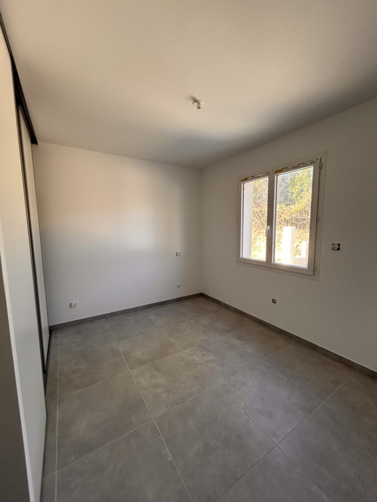 Maison neuve de plain pied avec jardin et garage