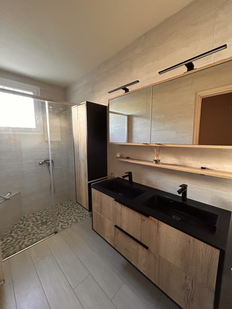 Saissac (30 min de Carcassonne)   Maison 4 faces habitable de suite + garage 90 m2