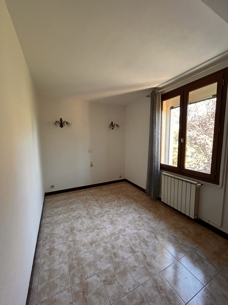 Saissac (30 min de Carcassonne)   Maison 4 faces habitable de suite + garage 90 m2