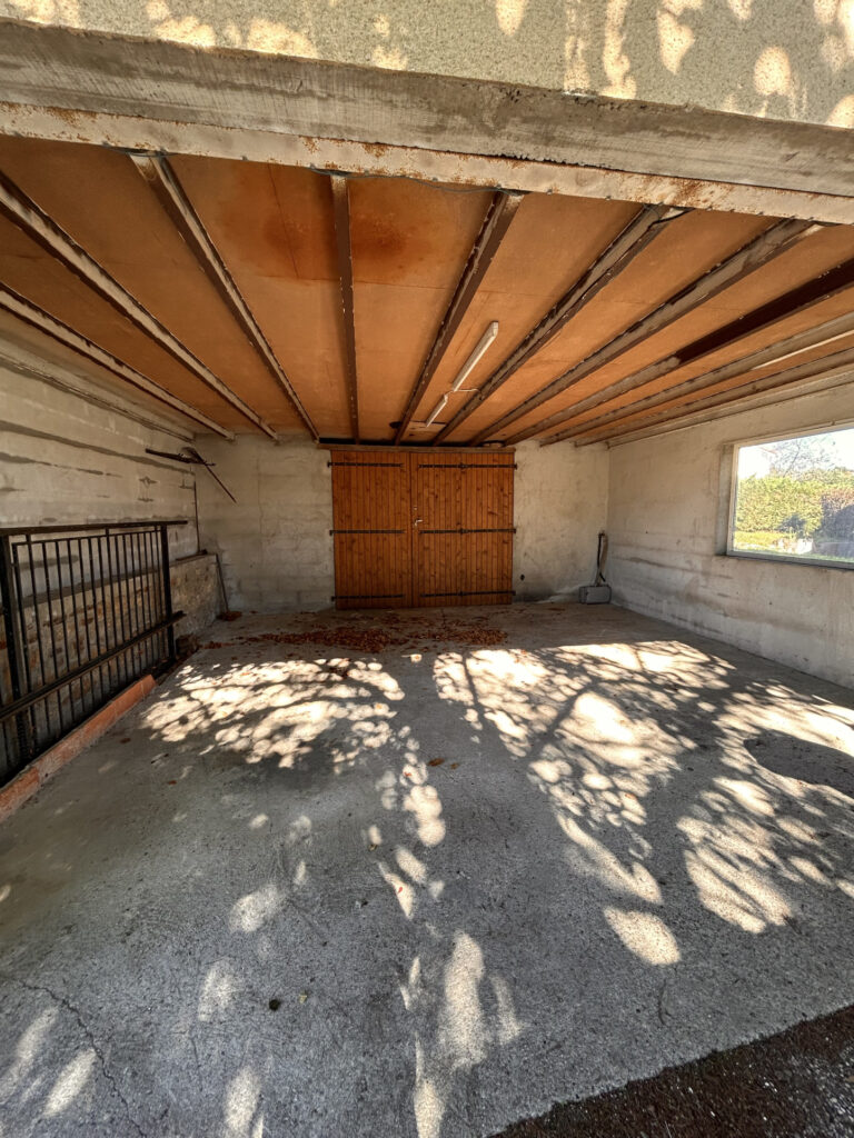 Saissac (30 min de Carcassonne)   Maison 4 faces habitable de suite + garage 90 m2