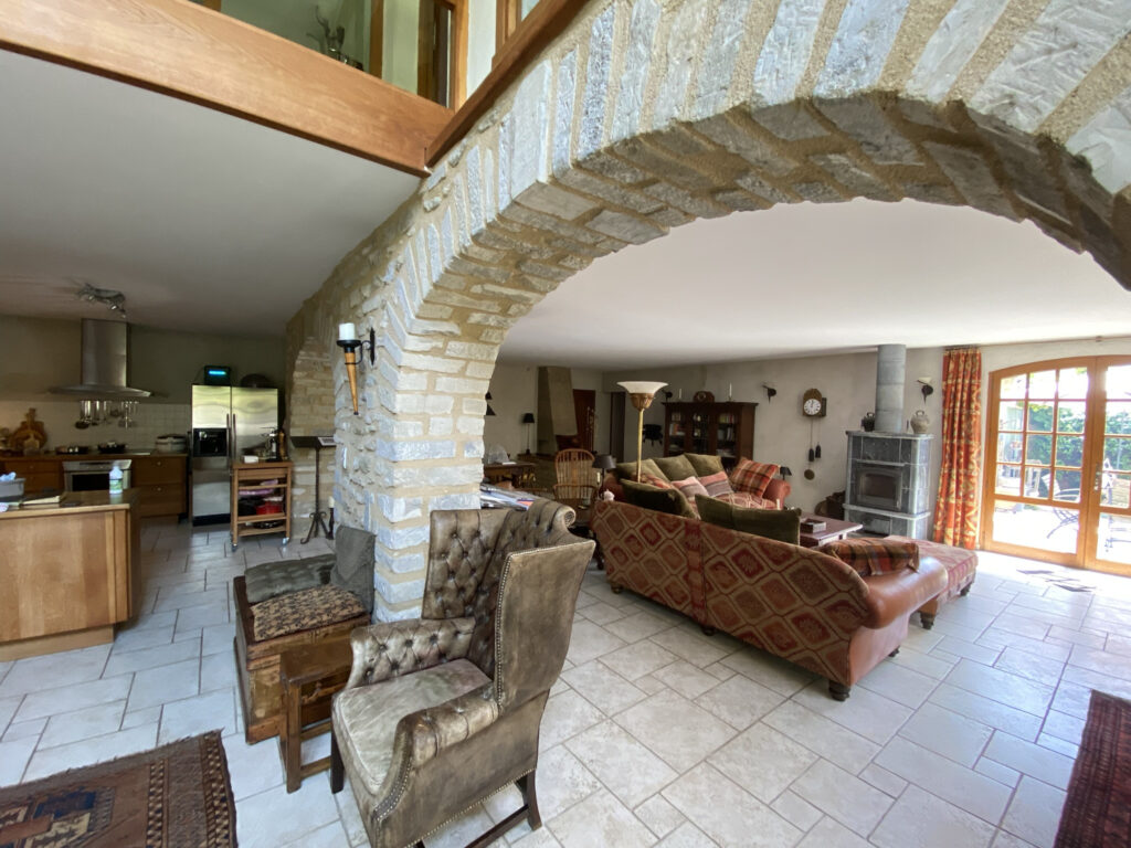 Dans un Domaine fortifiée médiéval, maison en pierres avec 249m2 habitables avec jardin privatif et paysagé