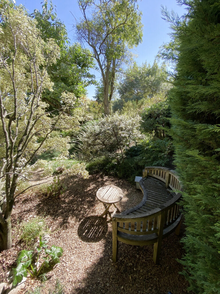 Dans un Domaine fortifiée médiéval, maison en pierres avec 249m2 habitables avec jardin privatif et paysagé