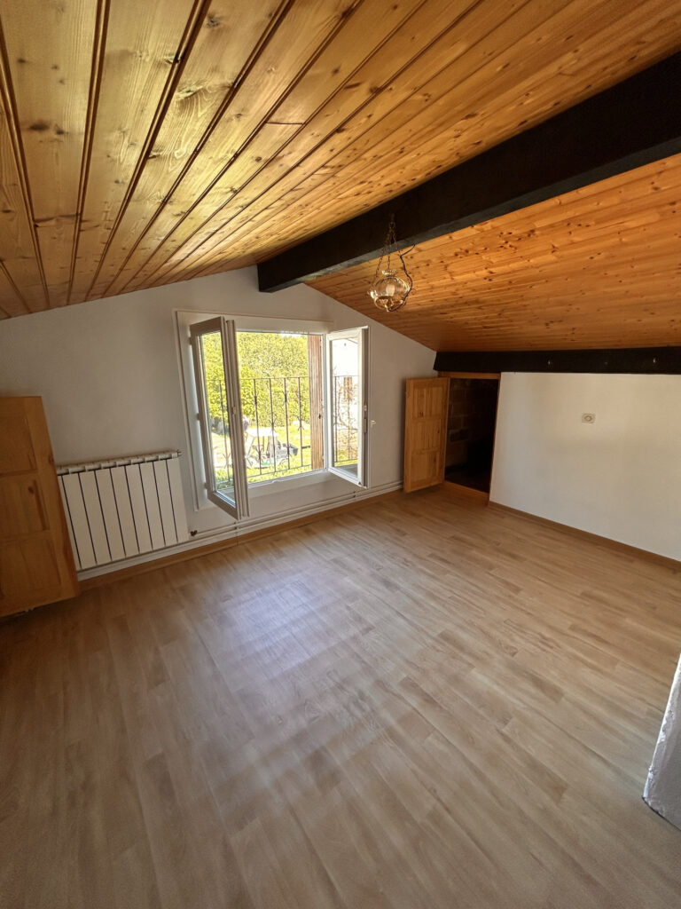 Saissac (30 min de Carcassonne)   Maison 4 faces habitable de suite + garage 90 m2