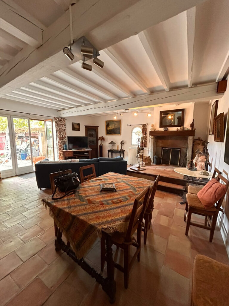 Maison hors du temps, où chaque reflet conte une histoire…..