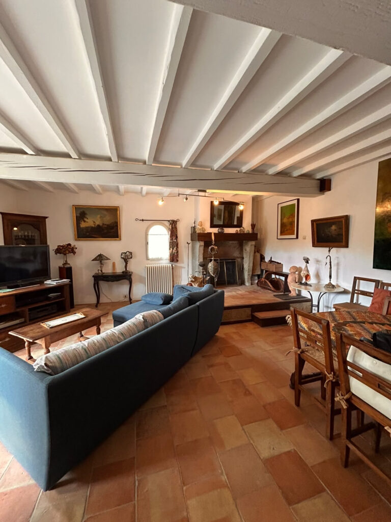 Maison hors du temps, où chaque reflet conte une histoire…..