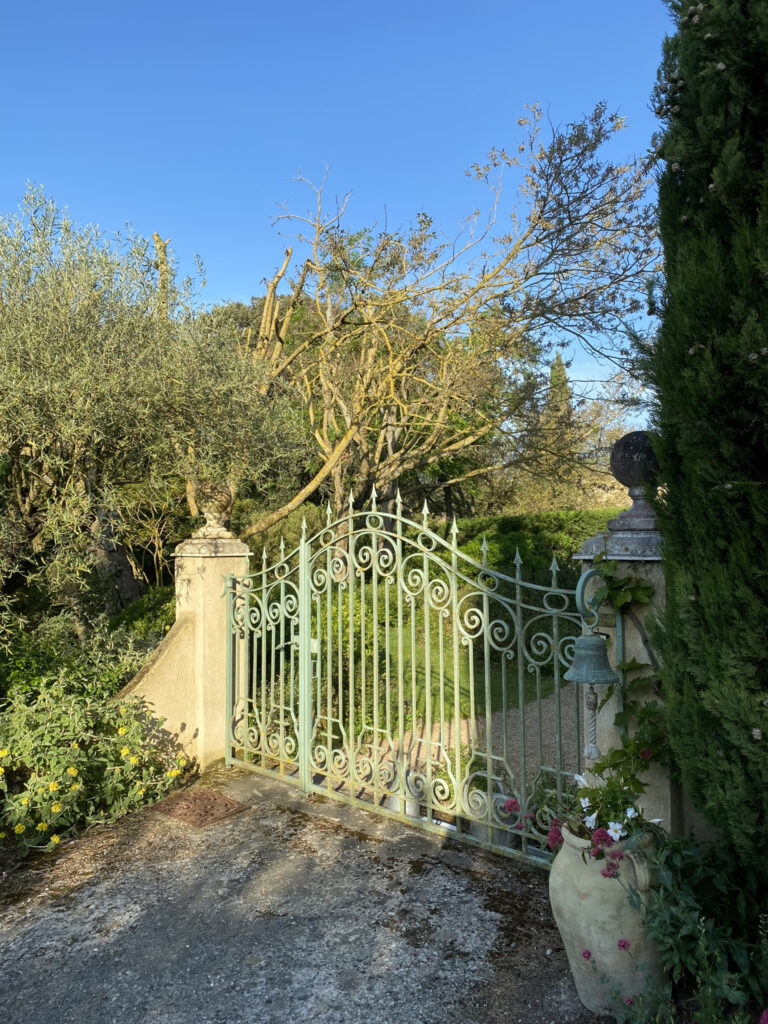 Dans un Domaine fortifiée médiéval, maison en pierres avec 249m2 habitables avec jardin privatif et paysagé