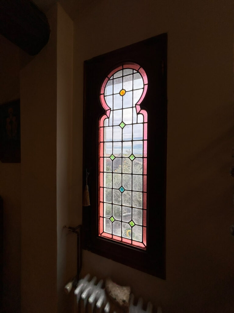 Maison hors du temps, où chaque reflet conte une histoire…..