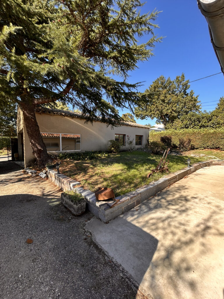 Saissac (30 min de Carcassonne)   Maison 4 faces habitable de suite + garage 90 m2