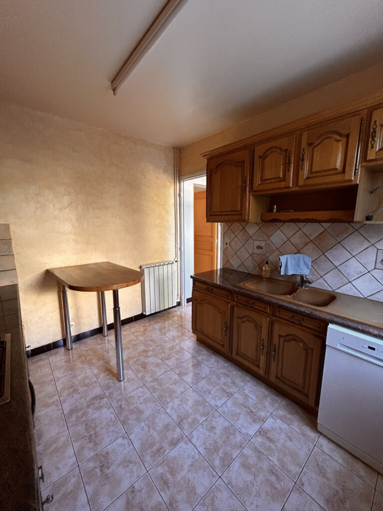 Saissac (30 min de Carcassonne)   Maison 4 faces habitable de suite + garage 90 m2
