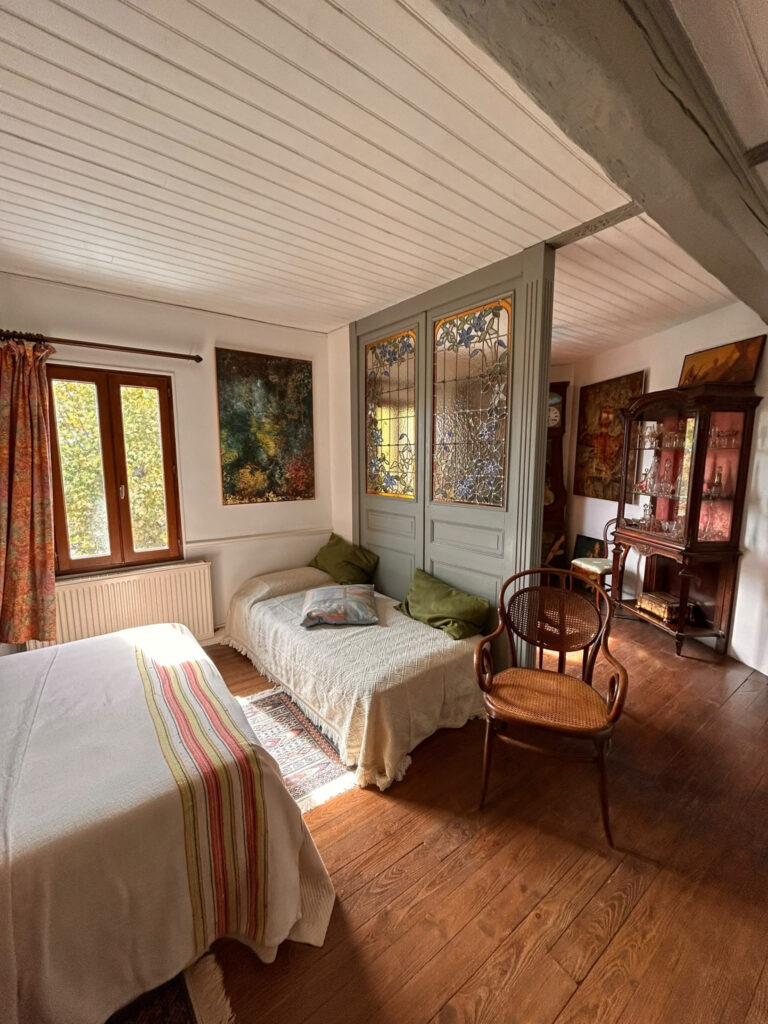 Maison hors du temps, où chaque reflet conte une histoire…..