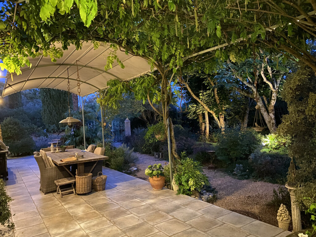 Dans un Domaine fortifiée médiéval, maison en pierres avec 249m2 habitables avec jardin privatif et paysagé