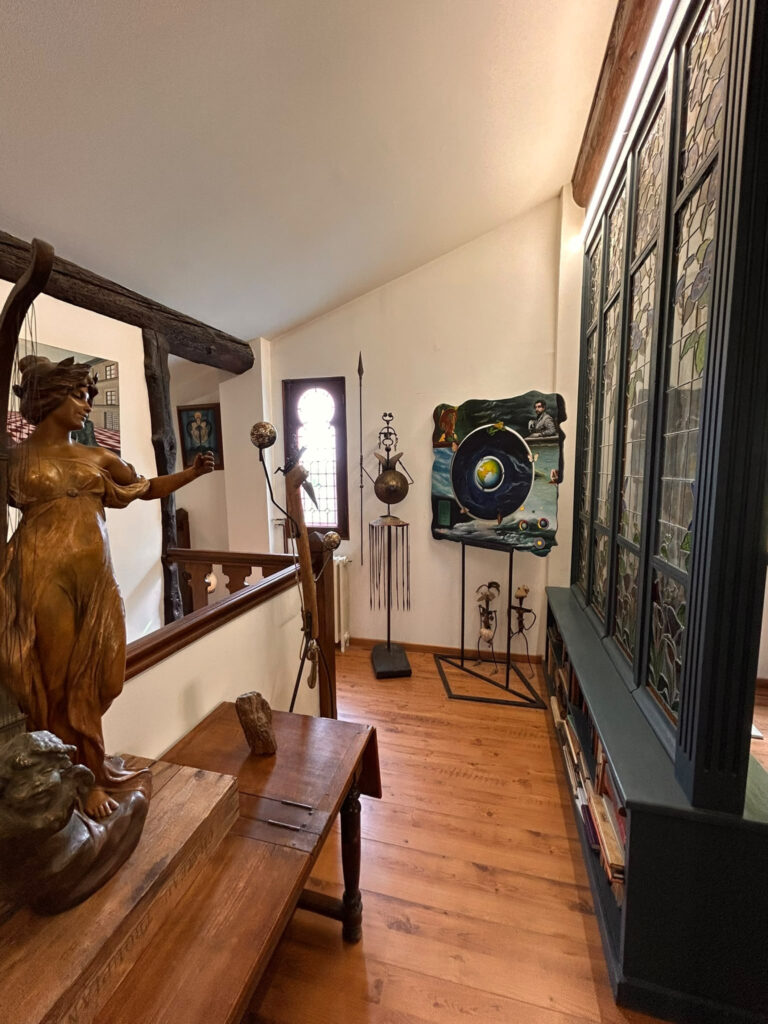 Maison hors du temps, où chaque reflet conte une histoire…..