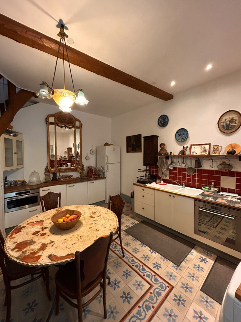 Maison hors du temps, où chaque reflet conte une histoire…..