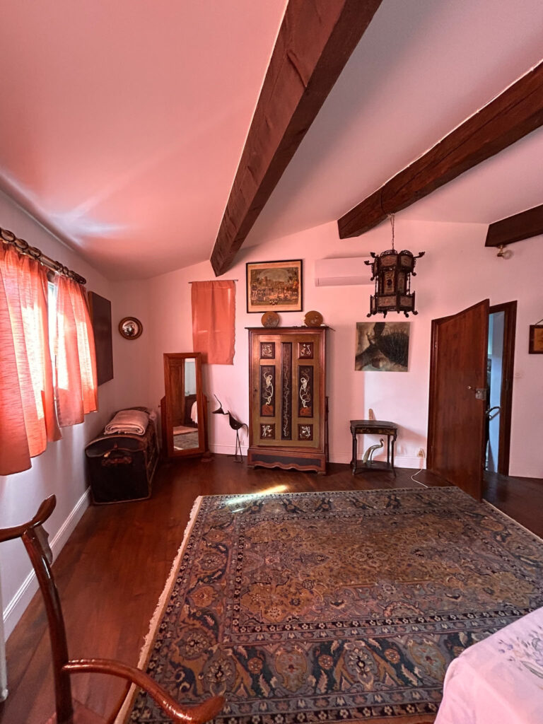 Maison hors du temps, où chaque reflet conte une histoire…..