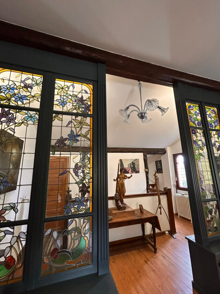 Maison hors du temps, où chaque reflet conte une histoire…..