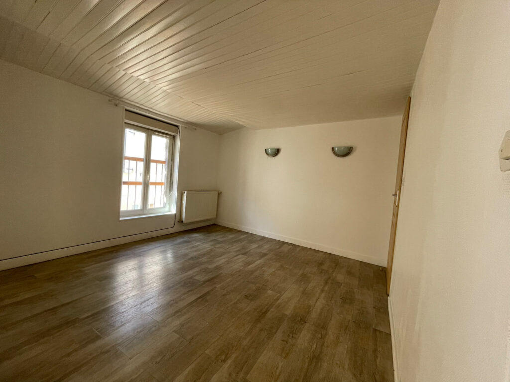 Maison de village, centre Bram avec hangar et garage