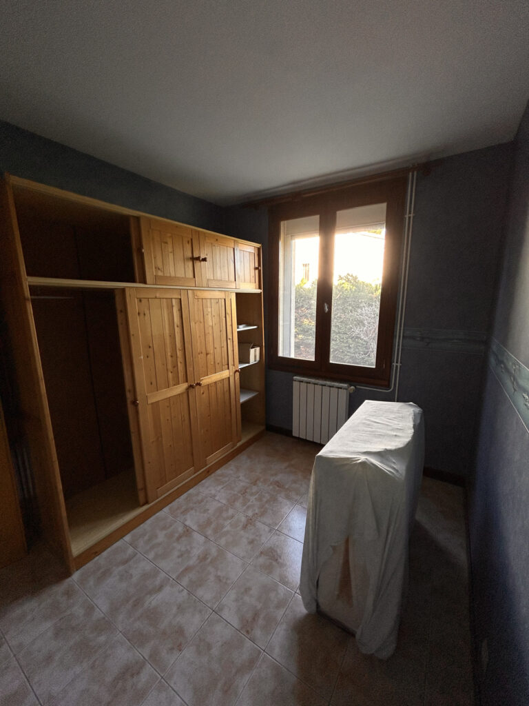 Saissac (30 min de Carcassonne)   Maison 4 faces habitable de suite + garage 90 m2