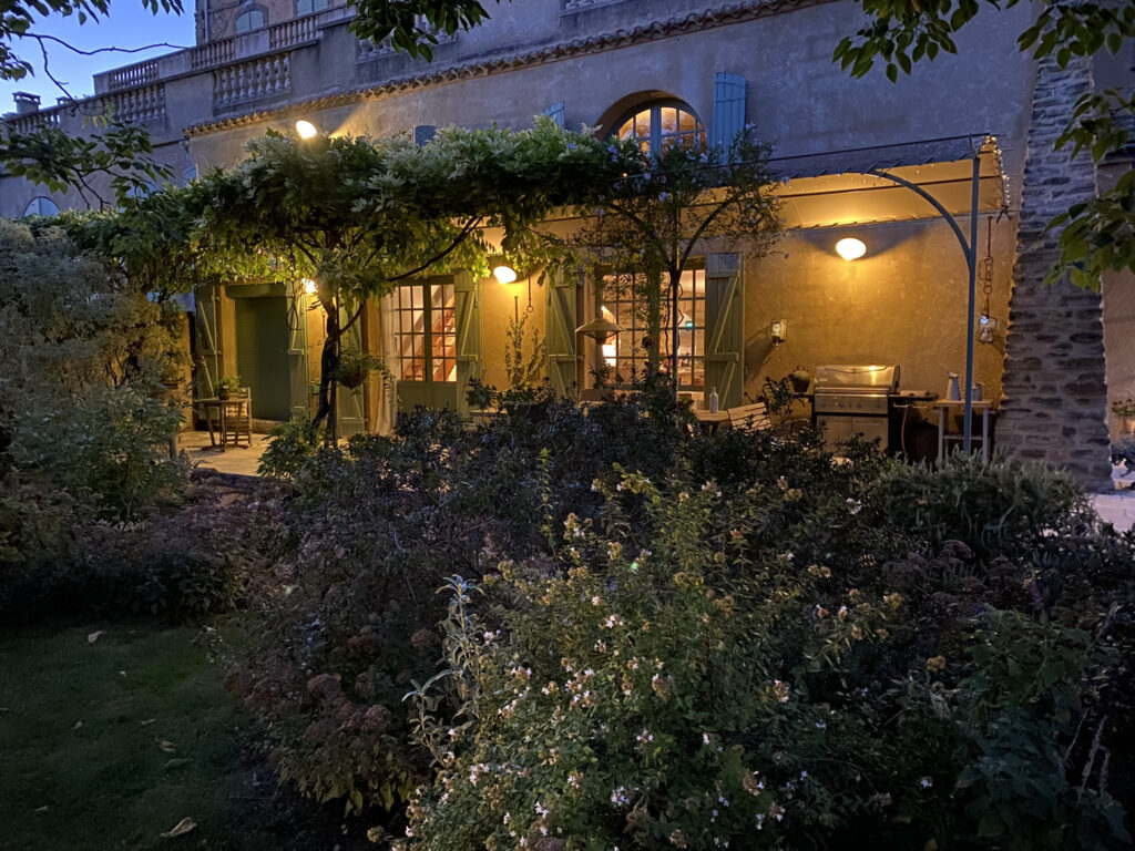 Dans un Domaine fortifiée médiéval, maison en pierres avec 249m2 habitables avec jardin privatif et paysagé