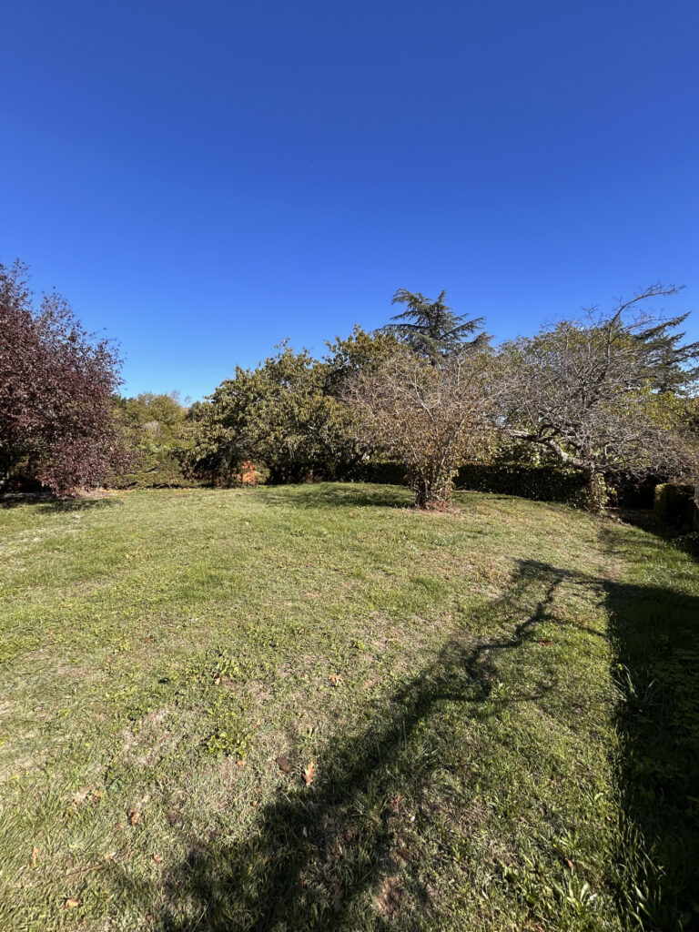 Saissac (30 min de Carcassonne)   Maison 4 faces habitable de suite + garage 90 m2