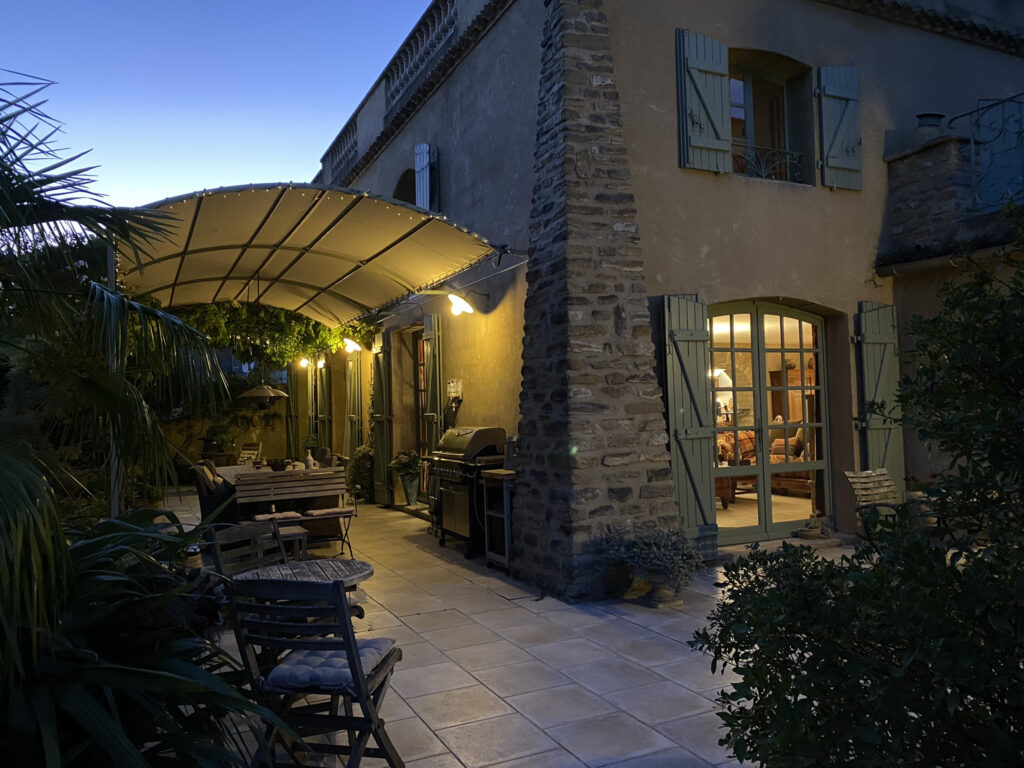 Dans un Domaine fortifiée médiéval, maison en pierres avec 249m2 habitables avec jardin privatif et paysagé
