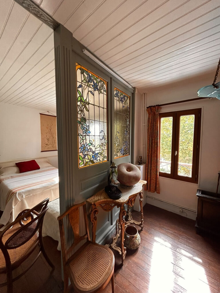 Maison hors du temps, où chaque reflet conte une histoire…..