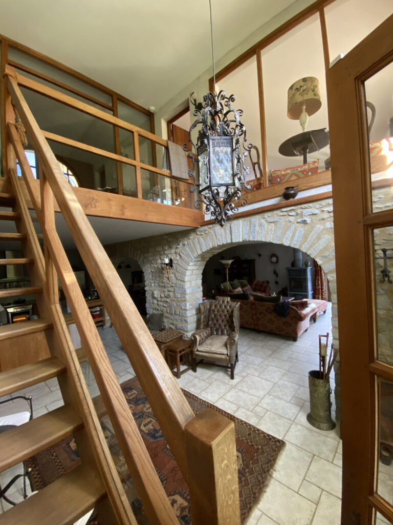 Dans un Domaine fortifiée médiéval, maison en pierres avec 249m2 habitables avec jardin privatif et paysagé