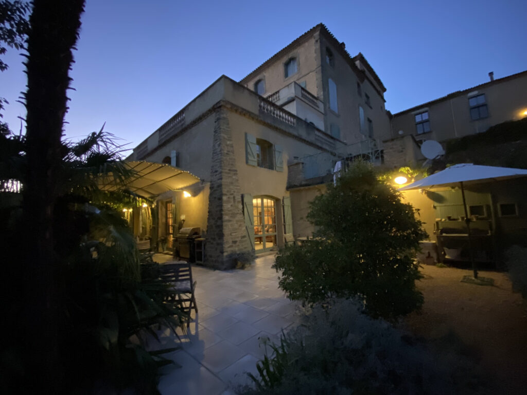 Dans un Domaine fortifiée médiéval, maison en pierres avec 249m2 habitables avec jardin privatif et paysagé