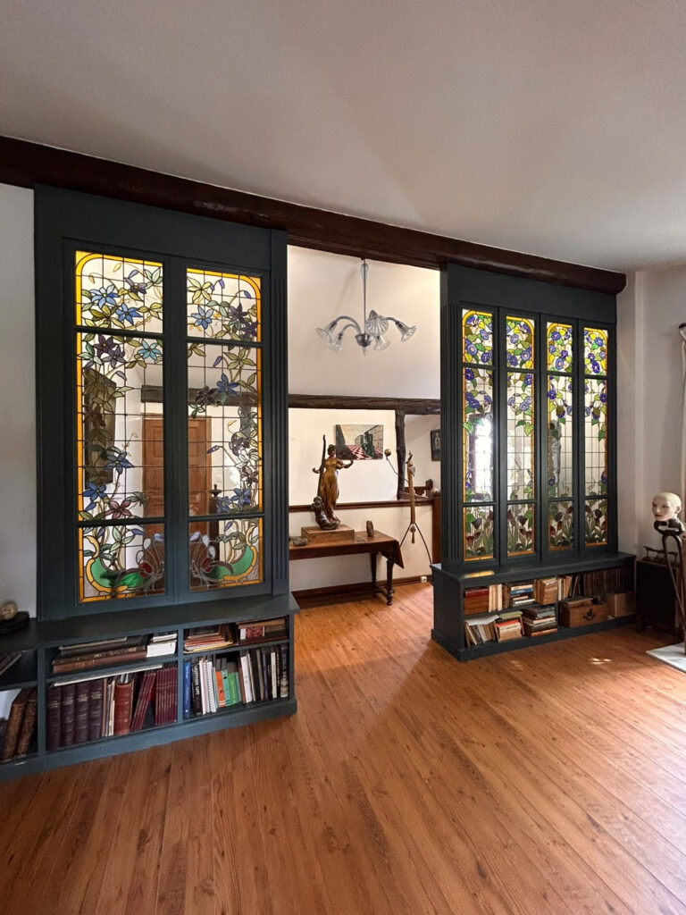 Maison hors du temps, où chaque reflet conte une histoire…..