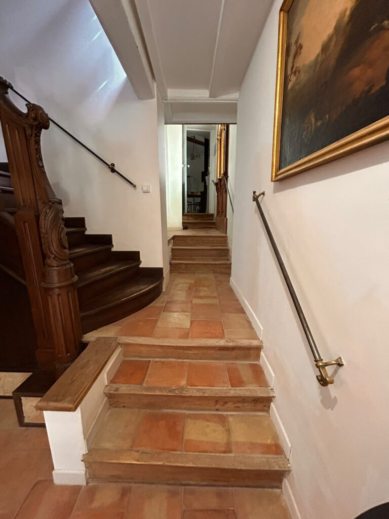 Maison hors du temps, où chaque reflet conte une histoire…..