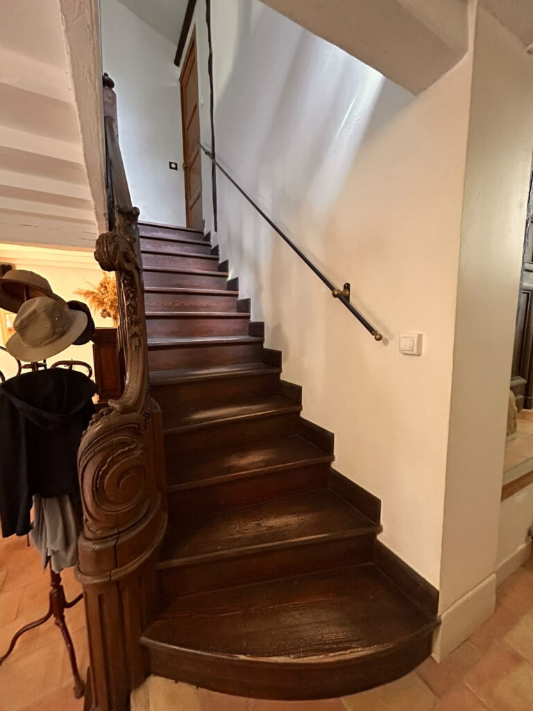 Maison hors du temps, où chaque reflet conte une histoire…..