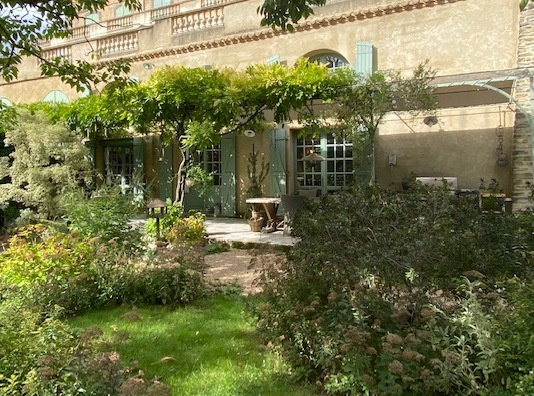 Dans un Domaine fortifiée médiéval, maison en pierres avec 249m2 habitables avec jardin privatif et paysagé