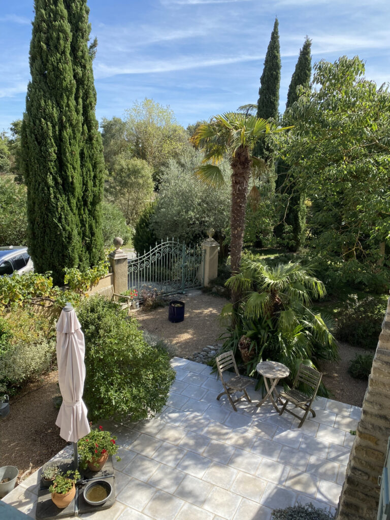Dans un Domaine fortifiée médiéval, maison en pierres avec 249m2 habitables avec jardin privatif et paysagé